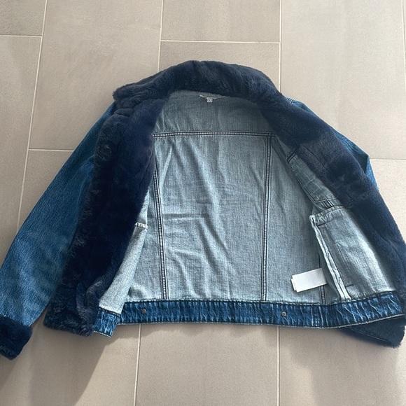 Good American the Luxe touch faux fur trim denim jacket - Picture 6 of 17